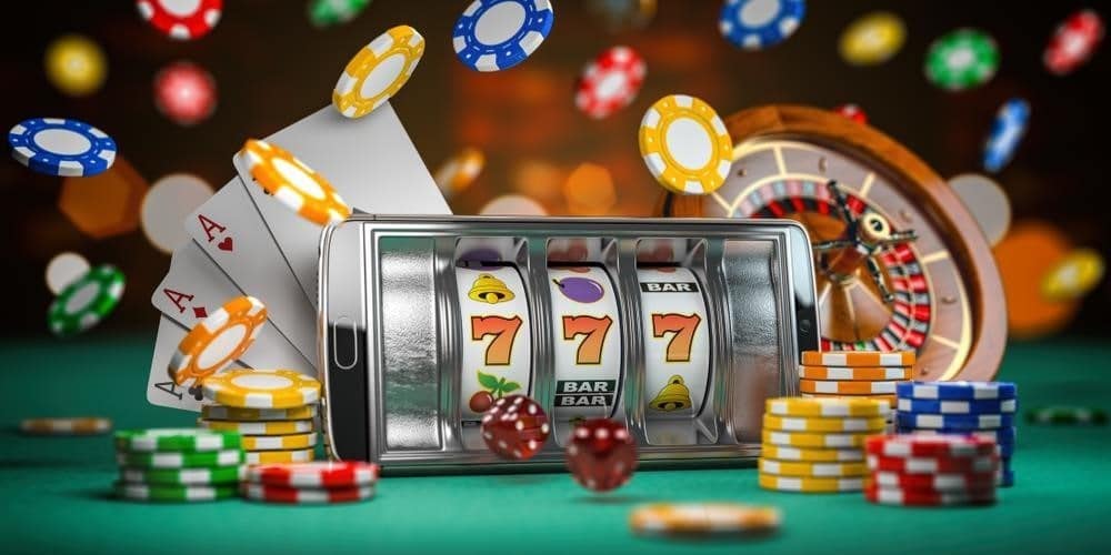 Mobil med slots omringad av spelmarker, spelkort, tärningar och ett rouletthjul